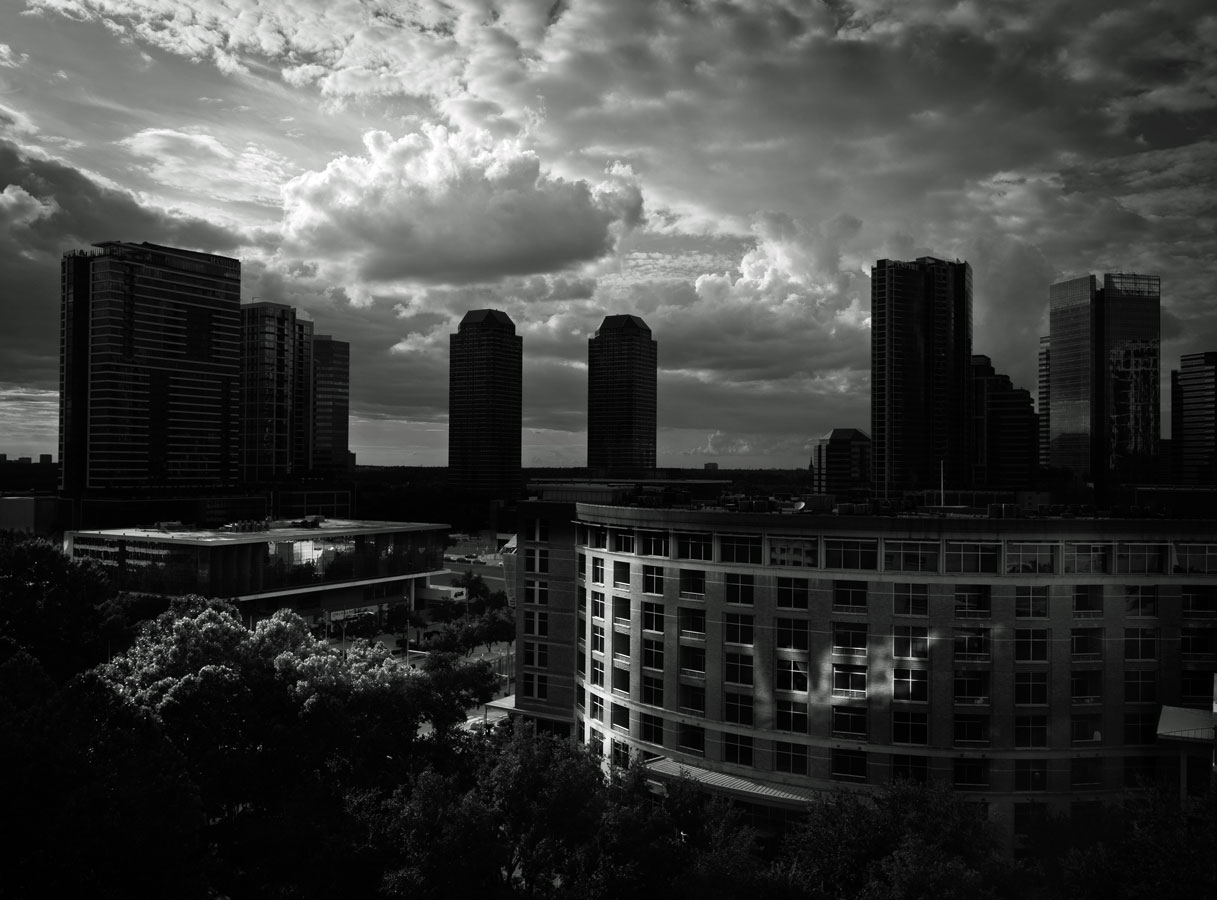 不安渦巻く都市