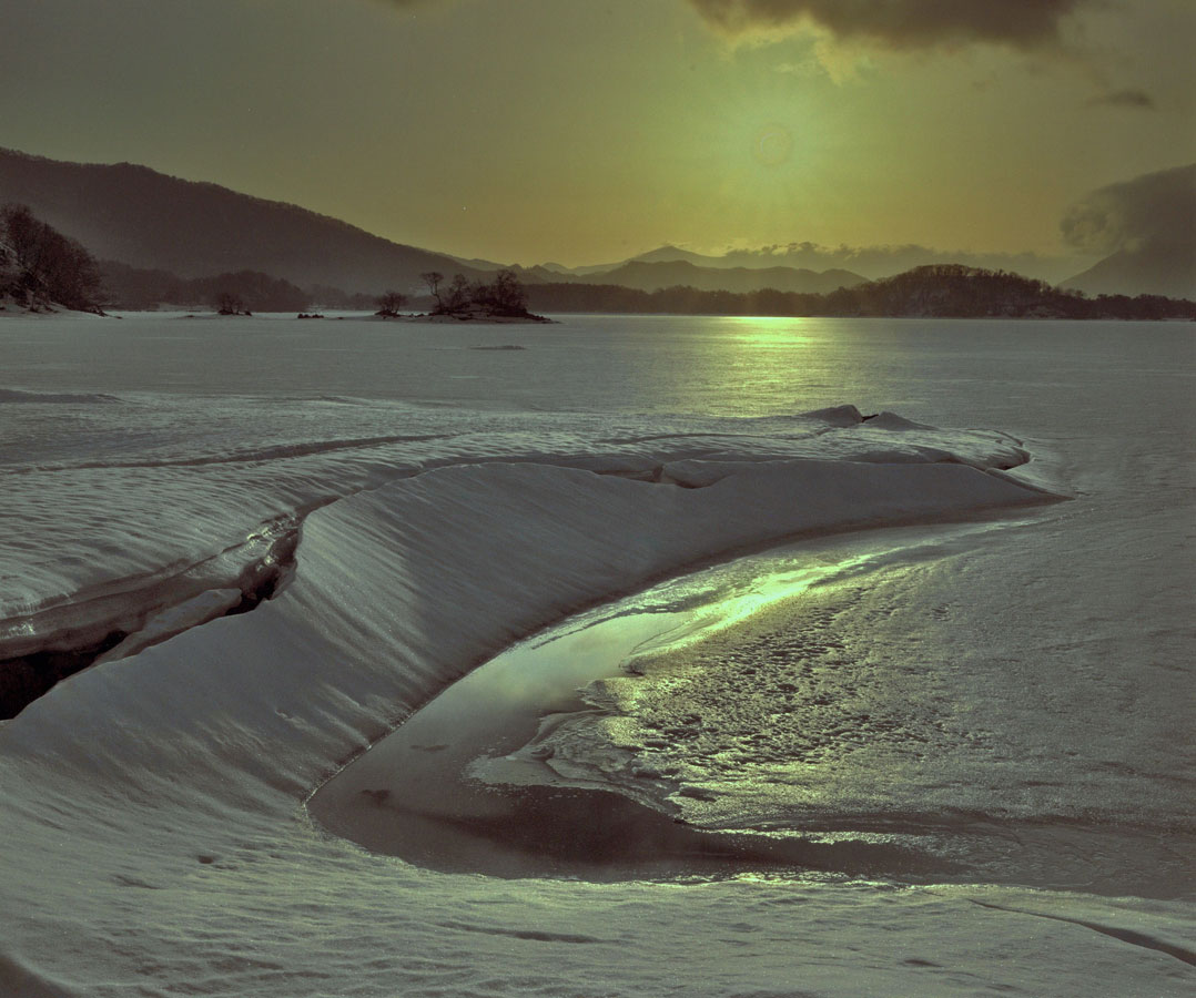 解けゆく凍湖